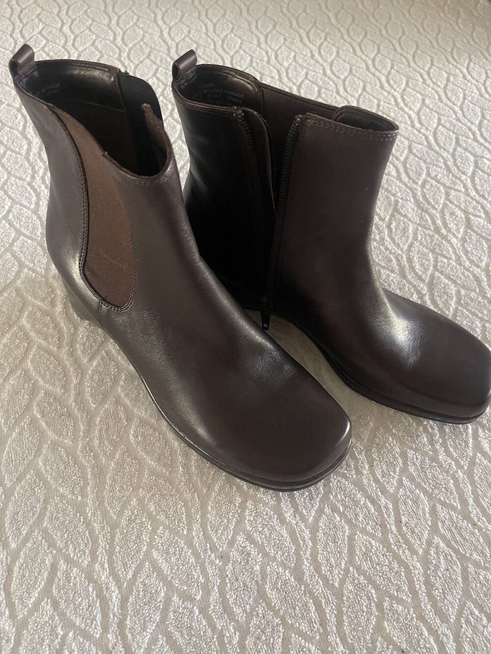 LIZ CLAIBORNE FLEX Sz 7  Women's Brown Leather Chelsea-Style Ankle Booths